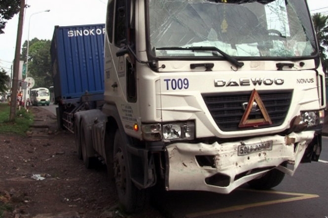 Container tông xe buýt chờ đèn đỏ, 3 hành khách bị thương 