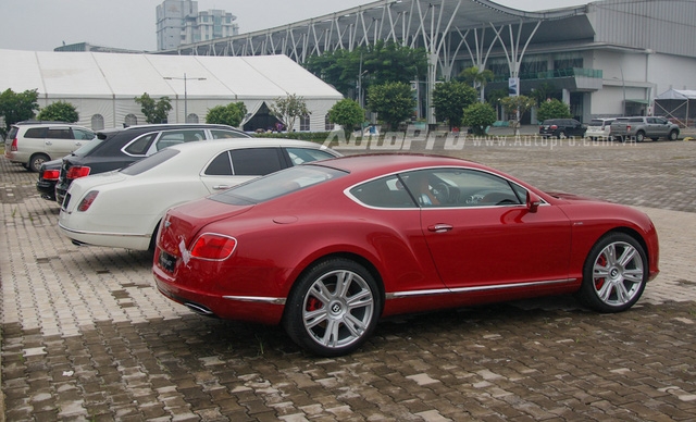  Đoàn xe Bentley gồm 4 chiếc xếp hàng dài trước bãi đỗ xe tại trung tâm hội chợ và triển lãm Sài Gòn SECC. 