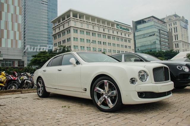  Bentley Mulsanne Speed đang tạo nên trào lưu chơi xe siêu sang chưa từng có tại thị trường Việt Nam khi đã có hơn 15 chiếc được đưa về nước, trong đó, chiếc đầu tiên xuất hiện tại Việt Nam vào cuối năm 2015 và thuộc diện phân phối chính hãng với mức giá 25 tỷ Đồng. 