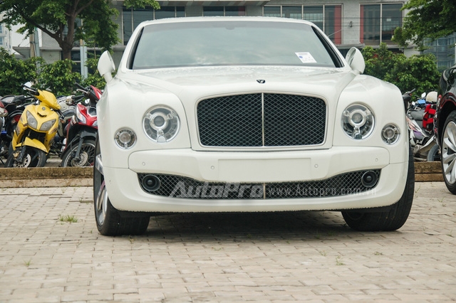  Bentley Mulsanne Speed 2016 được trang bị động cơ V8, tăng áp kép, dung tích 6,75 lít, sản sinh công suất tối đa 530 mã lực và mô-men xoắn cực đại 1.100 Nm. Kết hợp cùng hộp số tự động 8 cấp thể thao và hệ dẫn động cầu sau, chiếc xe siêu sang tăng tốc từ 0 lên 100 km/h trong 4,9 giây trước khi đạt tốc độ tối đa 305 km/h. 