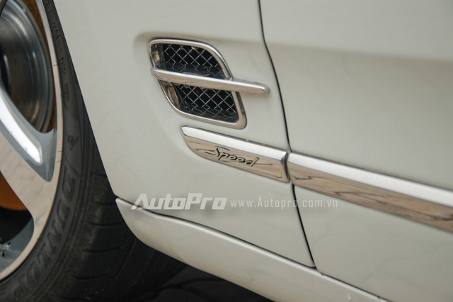  So với phiên bản tiêu chuẩn, Bentley Mulsanne Speed nổi bật với bộ la-zăng 21 inch, 5 cánh xoắn theo 2 chiều khác nhau, logo phiên bản Speed được dập nổi trên nẹp kim loại 2 bên sườn xe, ngoài ra, dòng chữ Speed được in ngay dưới bệ cửa của xe cũng là dấu hiệu nhận biết đơn giản. 