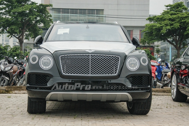  Ngoài Bentley Mulsanne Speed, chiếc SUV siêu sang Bentayga cũng đang gây nhiều sự chú ý trong giới chơi xe Việt, đây là chiếc thứ 2 thuộc diện phân phối chính hãng và là chiếc thứ 4 xuất hiện tại thị trường Việt Nam. Bentley Bentayga đầu tiên nhập khẩu chính hãng có ngoại thất màu vàng cát và thuộc sở hữu của một đại gia Ninh Bình. 