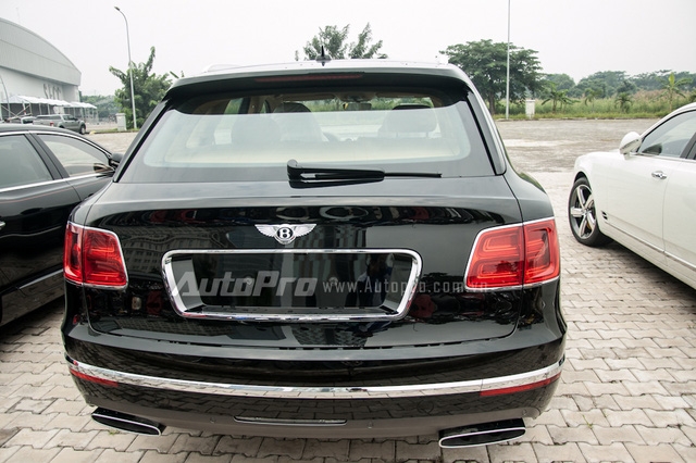  Bentley Bentayga được trang bị động cơ W12, tăng áp kép, dung tích 6.0 lít, sản sinh công suất tối đa 600 mã lực và mô-men xoắn cực đại 900 Nm. Sức mạnh được truyền tới cả 4 bánh thông qua hộp số tự động 8 cấp. Nhờ đó, Bentley Bentayga có thể tăng tốc từ 0-96 km/h trong 4 giây trước khi đạt vận tốc tối đa 301 km/h. 