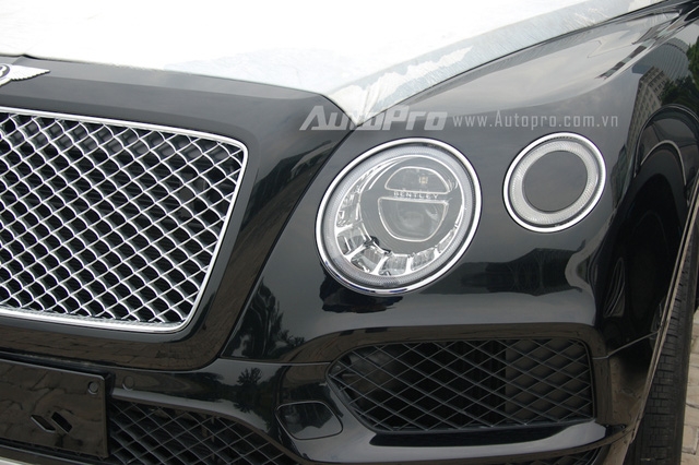 Đôi mắt của Bentayga tương tự những dòng xe Bentley khác, trong đó điểm nhấn là phần giữa của đèn pha ngoài cùng được tích hợp thêm hệ thống rửa chóa đèn pha tự động khá thông minh. Hệ thống này có thể hoạt động ngay cả khi xe đang chạy, trong đó, vòi phun bọt và nước rửa sẽ tự động bật ra từ phần giữa của đèn pha ngoài cùng, giúp loại bỏ bụi bẩn và bùn đất bám trên chóa đèn pha của Bentley Bentayga. 