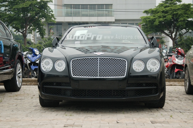  Cũng có bộ áo đen bóng tương tự chiếc SUV siêu sang Bentley Bentayga là mẫu sedan siêu sang Flying Spur V8. 