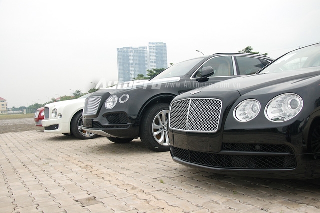  So với thế hệ trước, Bentley Flying Spur có cuộc cách mạng ngoại thất khá ấn tượng. Điểm thay đổi dễ nhận ra là lưới tản nhiệt phía trước không còn chia thành 3 ngăn riêng biệt mà kéo dài tương tự Mulsanne với điểm nhấn là thanh inox chạy ngang. Ngoài ra, đuôi xe với cụm đèn hậu hình chữ nhật được thiết kế thon gọn hơn so với trước. 