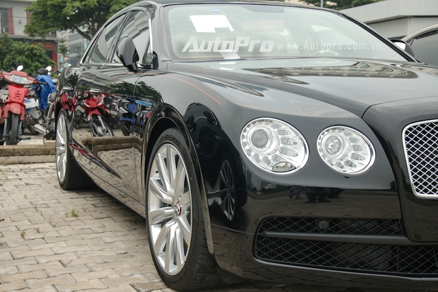  Bentley Flying Spur V8 sử dụng động cơ tăng áp kép, dung tích 4.0 lít, sản sinh công suất tối đa 500 mã lực tại vòng tua máy 6.000 vòng/phút và mô-men xoắn cực đại 660 Nm. Sức mạnh được truyền tới bánh thông qua hộp số tự động ZF 8 cấp. Xe mất khoảng 5 giây để tăng tốc lên 100 km/h từ vị trí xuất phát, trước khi đạt tốc độ tối đa 294 km/h. 