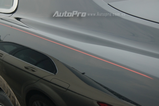  Chiếc Bentley Flying Spur V8 này còn có đường chỉ đỏ ở hai bên hông xe khá nổi bất. Tại thời điểm luật thuế tiêu thụ đặc biệt mới chưa được áp dụng, mẫu xe siêu sang này có giá bán 11,2 tỷ Đồng, trong đó, sau ngày 1/7 xe có mức giá bán được cho khoảng 14,6 tỷ Đồng. 
