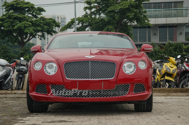  Chiếc Coupe siêu sang Continental GT W12 xuất hiện trong bộ áo đỏ chót hoàn thành đầy đủ các hạng mục sản phẩm của hãng xe Bentley tham dự kỳ triển lãm ô tô đầu tiên tại Việt Nam. 