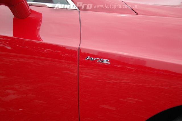  Bentley Continental GT W12 sử dụng khối động cơ W12, dung tích 6.0 lít, sản sinh công suất 590 mã lực và mô-men xoắn cực đại 720 Nm. Đi kèm hộp số tự động ZF 8 cấp, xe có khả năng tăng tốc từ 0-100 km/h trong 4,5 giây trước khi đạt tốc độ tối đa 319 km/h. Thời điểm trước 1/7, mẫu xe thể thao siêu sang được chào bán với mức giá 11,7 tỷ Đồng. 