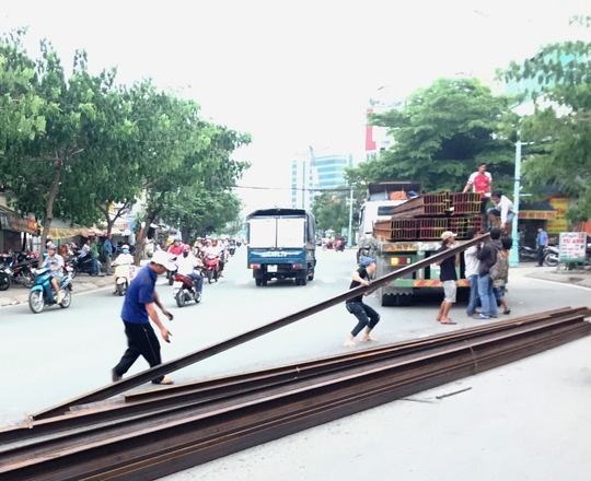  Người của nhà xe có mặt thu dọn hiện trường 