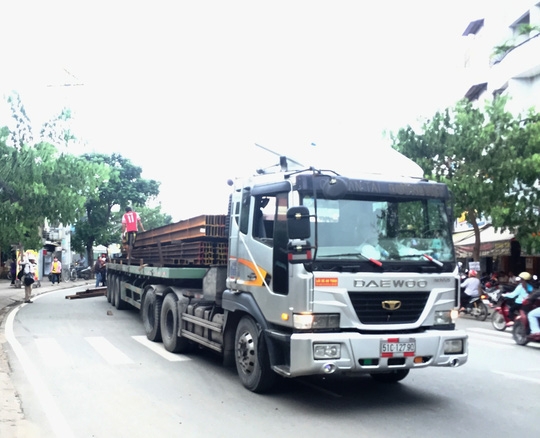  Trên chiếc xe đầu kéo còn hàng chục thanh sắt tương tự 