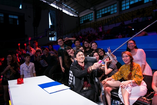Hoai Linh chup anh selfie voi fan o On gioi, cau day roi hinh anh 2