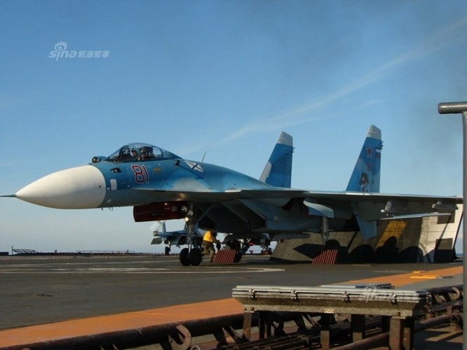 Tiem kich ham Su-33 xuat kich ram ro, NATO cang thang-Hinh-4