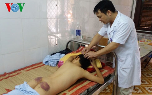 be trai 12 tuoi bi me ke va bo danh dap da man phai nhap vien hinh 1