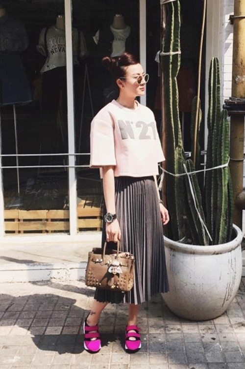 Cach mac vay xep ly mua thu dong cua sao Viet va Hollywood hinh anh 2