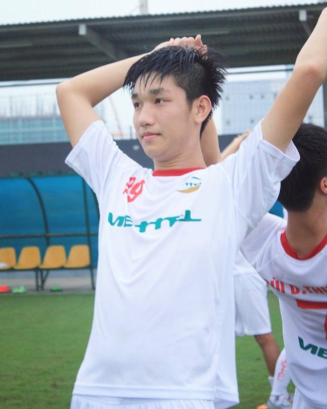 Đội trưởng hot boy của U19 Việt Nam bất ngờ khi được nhiều fan nữ làm quen - Ảnh 3.