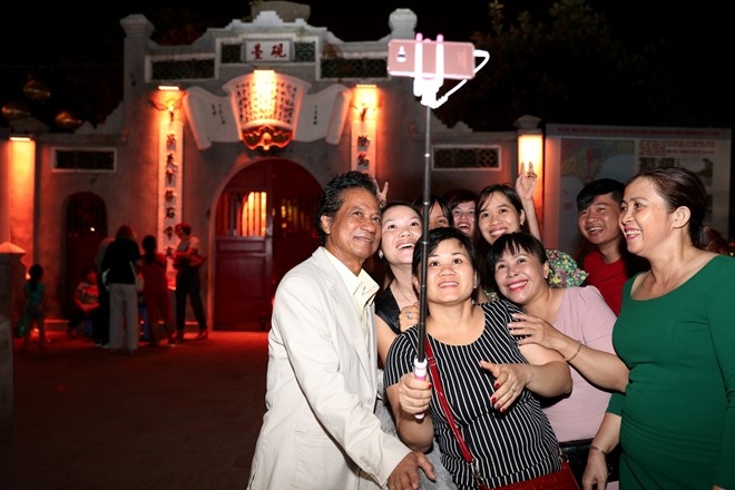 Khan gia thich thu khi nhan ra Che Linh di dao o Ho Guom hinh anh 3