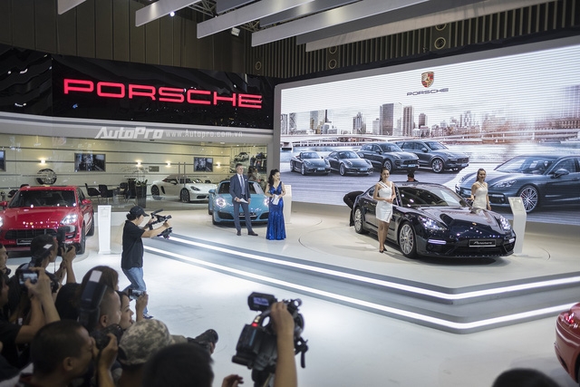  Màn ra mắt đơn giản nhưng thu hút của mẫu sedan thể thao hạng sang Porsche Panamera Turbo 2017. 