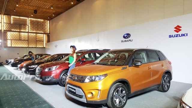  Từ phải qua trái là Suzuki Vitara, Subaru Outback 2.5 và Renault Talisman. 