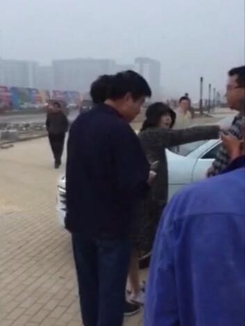 Tai tu 'Thien long bat bo' mat mat vi vo chui boi giua pho hinh anh 1