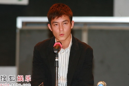 tran-quan-hy-ong-hoang-thac-loan-cua-lang-giai-tri-hong-kong-5