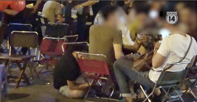Bóng cười đại náo giới trẻ Hà Nội - Kỳ 1: Từ bar, về nhà, ra đến cả vỉa hè phố lớn... - Ảnh 3.