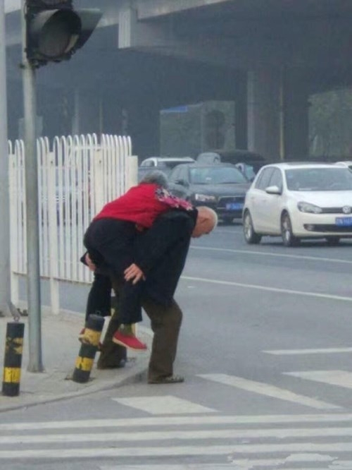 Bức ảnh cụ ông cõng vợ qua đường gây sốt dân mạng ảnh 2