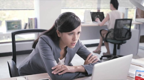 chuyện công sở, những câu chuyện chốn công sở, buôn chuyện khi đi làm, từ mặt nhau vì buôn chuyện