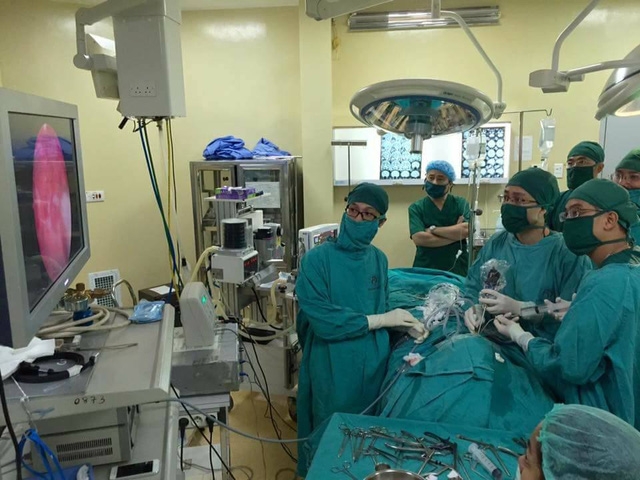 Các bác sĩ thực hiện phẫu thuật nội soi lấy u tuyến yên, chữa dứt điểm tình trạng đau đầu cho bệnh nhân.
