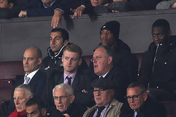 Fan gian du vi Mourinho lai bo roi Mkhitaryan hinh anh 2