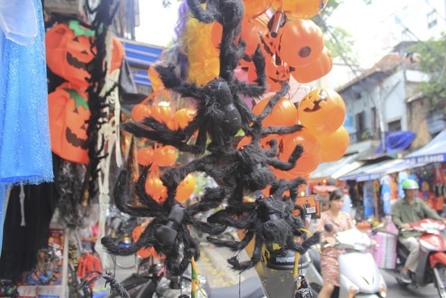Những hình nộm trang trí kỳ quái cũng được khá nhiều người chọn lựa trong dịp Halloween năm nay