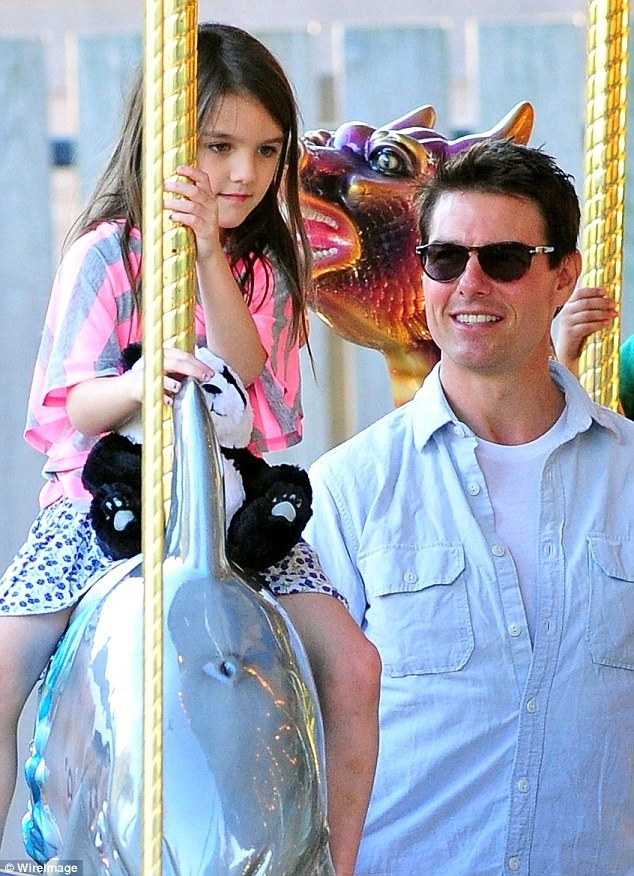Tom Cruise gap lai con gai Suri sau nhieu nam hinh anh 1