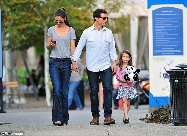 Tom Cruise gap lai con gai Suri sau nhieu nam hinh anh 2