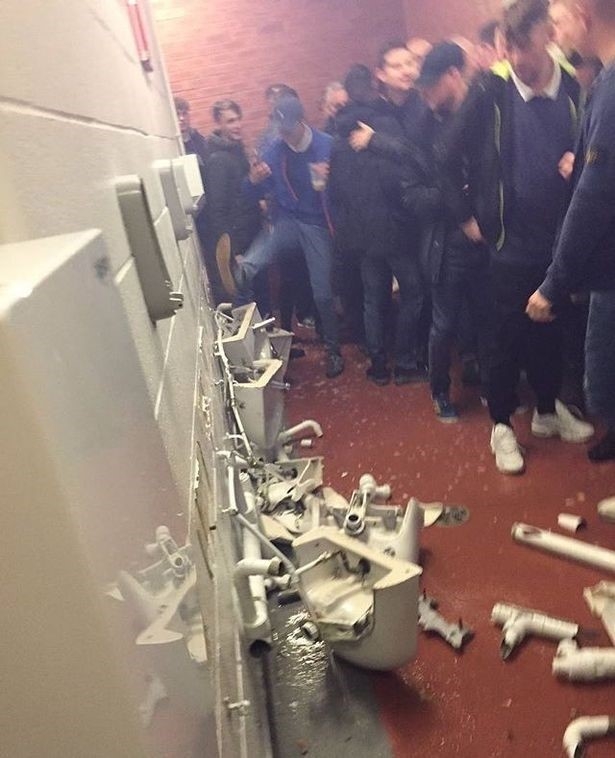 CDV Man City dap pha toilet san Old Trafford hinh anh 1
