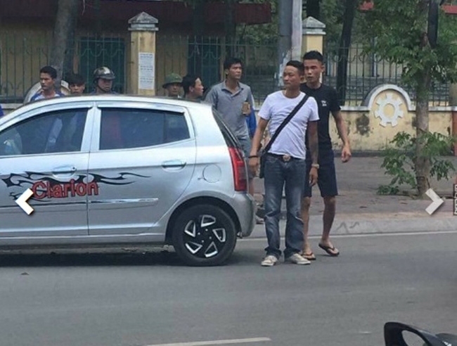 Chở vợ đi đẻ, diễn viên Hiệp Gà lái xe đâm vào ô tô đang đỗ bên đường - Ảnh 1.