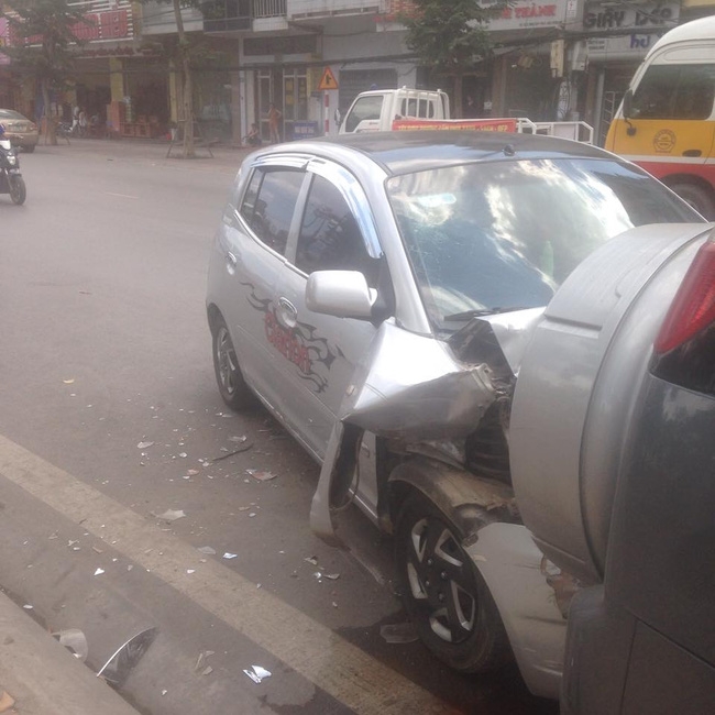 Chở vợ đi đẻ, diễn viên Hiệp Gà lái xe đâm vào ô tô đang đỗ bên đường - Ảnh 2.