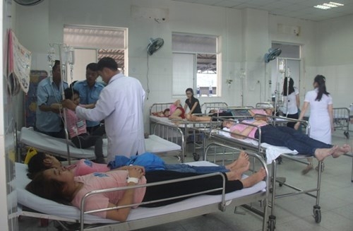 Hàng chục công nhân may tiếp tục ngất xỉu nhập viện ảnh 2