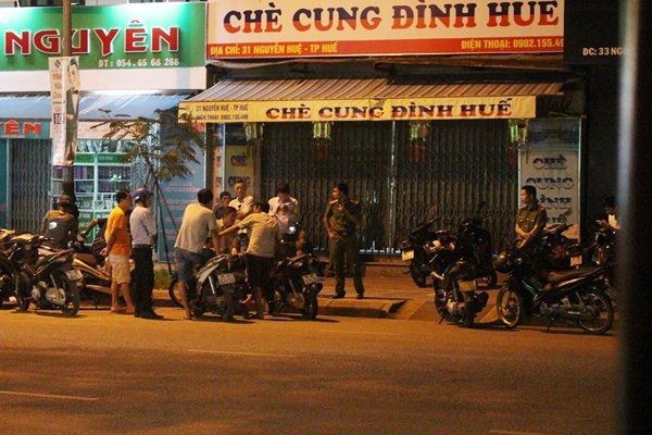 Huế, chồng cứa cổ vợ, nguy kịch