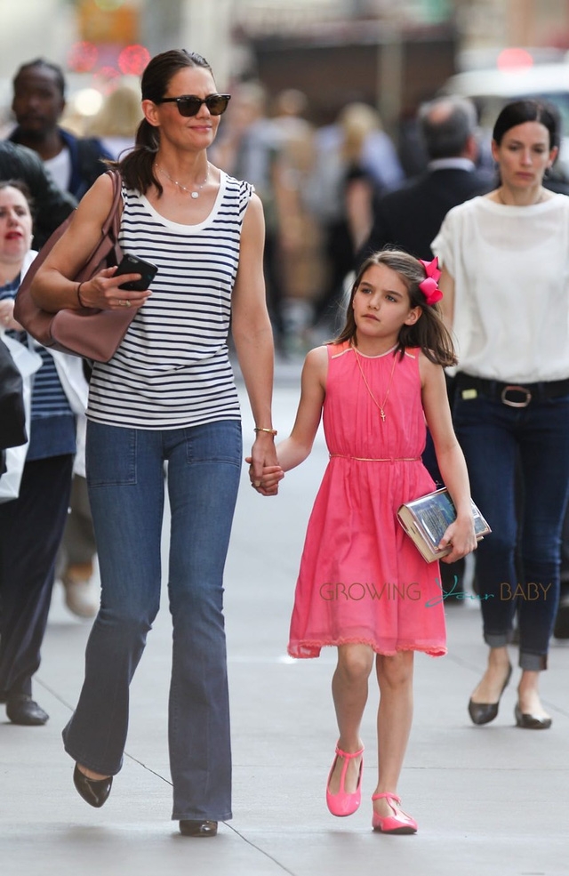  Katie Holmes hiện đang sống với cô con gái, Suri Cruise, kết quả từ cuộc hôn nhân giữa cô với nam diễn viên Tom Cruise. 