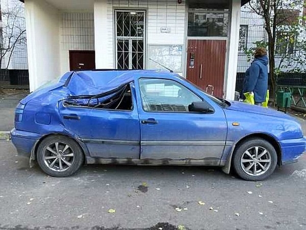 Chiếc xe Volkswagen hư hại sau khi bị Marina rơi trúng