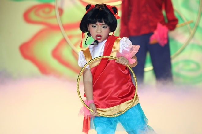 Bé gái 7 tuổi bị chê khi bắt chước Thành Lộc diễn vai Na Tra