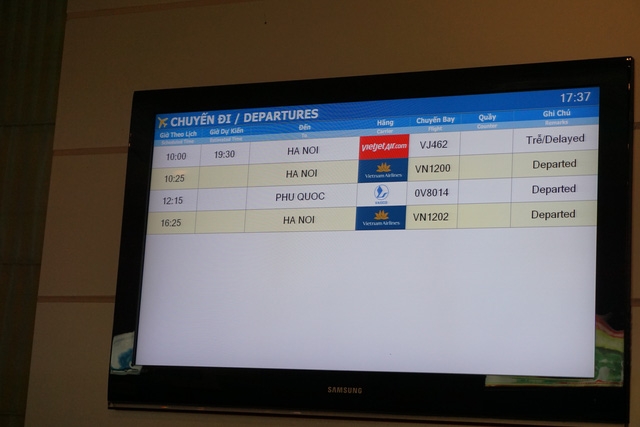  Hình ảnh thông báo trễ chuyến bay hơn 9 tiếng của Vietjet trên bảng điện tử tại sân bay. Ảnh: N.Mai 