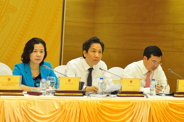  Thứ trưởng Bộ Nội vụ Trần Anh Tuấn (ngồi giữa) cho biết, Bộ này đã lập đoàn thanh tra đột xuất làm rõ những vấn đề bổ nhiệm cán bộ tràn lan mà dư luận phản ánh. 