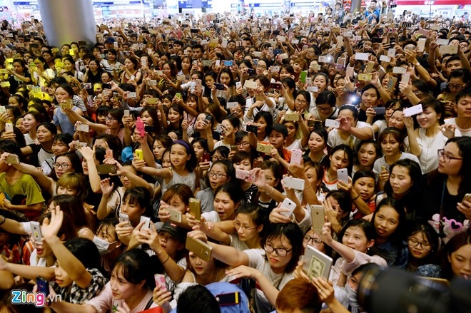 Fan chen lan den nghet tho de nhin Noo Phuoc Thinh hinh anh 5