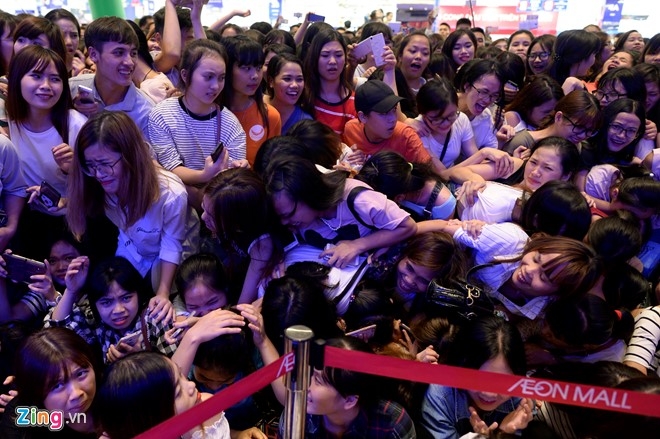 Fan chen lan den nghet tho de nhin Noo Phuoc Thinh hinh anh 6