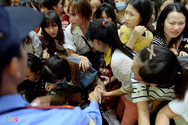 Fan chen lan den nghet tho de nhin Noo Phuoc Thinh hinh anh 7