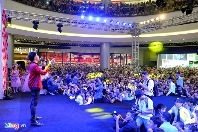 Fan chen lan den nghet tho de nhin Noo Phuoc Thinh hinh anh 9