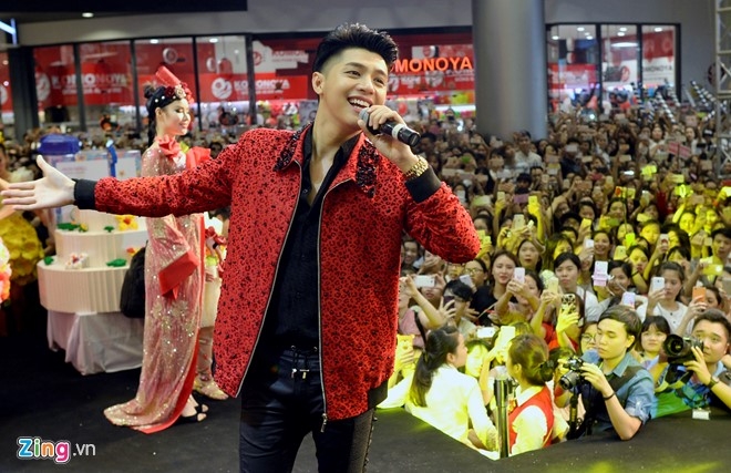 Fan chen lan den nghet tho de nhin Noo Phuoc Thinh hinh anh 11