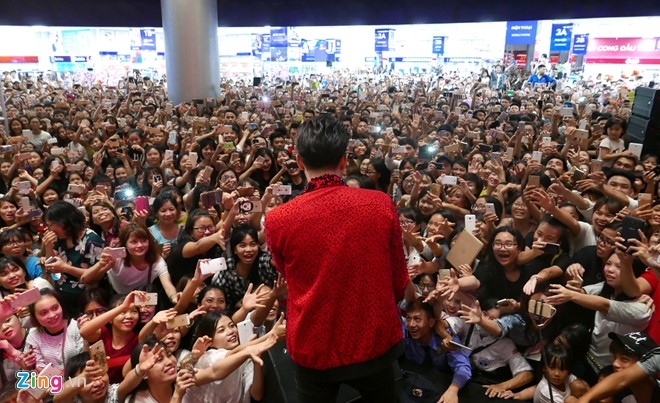 Fan chen lan den nghet tho de nhin Noo Phuoc Thinh hinh anh 12